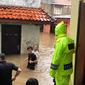 Banjir merendam kawasan Petogogan, Jakarta Selatan. (Twitter @tmcpoldametro)