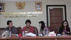 Komisioner KPI Agatha Lily (kedua kanan) bersama dewan juri Anugerah KPI Hanung Bramantyo, Ka Seto, dan Meutya Viada Hafid saat memberikan keterangan penyelenggaraan Anugerah KPI 2015 di Jakarta, Jumat (27/11). (Liputan6.com/Angga Yuniar)