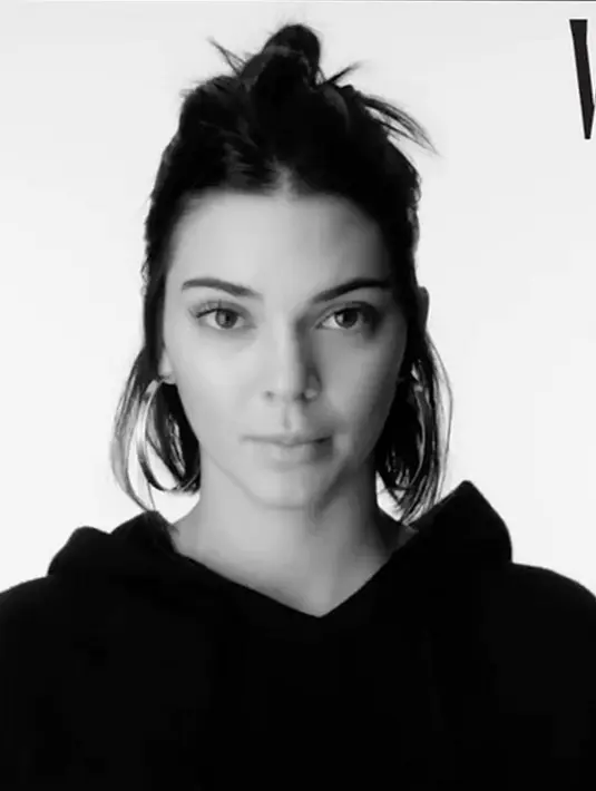 Mereka pun memperhatikan perbedaan tersebut dari foto lama dan baru yang diunggah Kendall di media sosialnya. Para fans tersebut mengatakan hidung Kendall tampak lebih mancung dan bibirnya yang seksi. (Instagram/kendalljenner)
