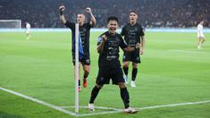 Pemain Persija Jakarta, Witan Sulaeman, merayakan gol Maxwell Souza ke gawang PSIM Yogyakarta dalam laga pekan ke-14 BRI Super League 2025/2026 di Stadion Utama Gelora Bung Karno, Jakarta, Jumat (28/11/2025). (Bola.com/M Iqbal Ichsan)
