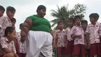 Arya permana, bocah obesitas asal Karawang mengidolakan Christian Gonzales. (Liputan6.com/Abramena)