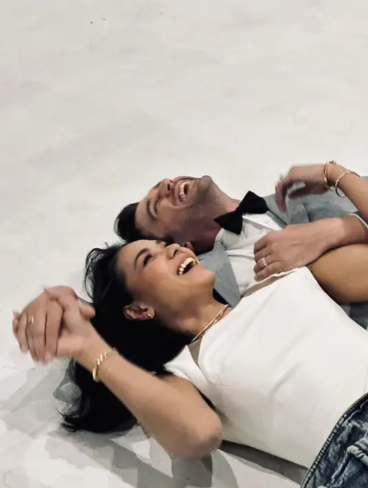 Terbaru, Adinia mengunggah beberapa potret dari momen pre-weddingnya dengan Michael. Berbaring di lantai, keduanya tampak bahagia. Adinia dengan atasan putih tanpa lengan, sedangkan Michael mengenakan jas abu-abu, kemeja putih, dan dasi kupu-kupu hitam. Foto: Instagram.