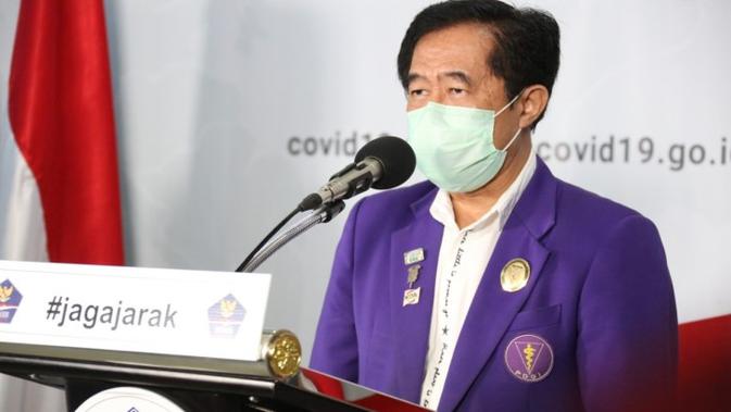 Di Graha BNPB Jakarta, Selasa (7/4/2020), Ketua PB PDGI Hananto Seno berterima kasih atas bantuan alat pelindung diri yang diberikan gugus tugas ke dokter gigi di seluruh Indonesia. (Dok Badan Nasional Penanggulangan Bencana/BNPB)