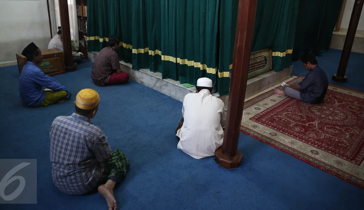 Pengunjung berdoa di makam Al Habib Husein bin Abubakar bin Abdillah Al 'Aydrus, Masjid Luar Batang di daerah Pasar Ikan, Jakarta, (7/6/2016). Berziarah menjadi kebiasaan masyarakat Indonesia selama bulan Ramadan. (Liputan6.com/Faizal Fanani)