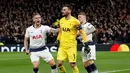 Ekspresi kiper Tottenham Hotspur Hugo Lloris (tengah) setelah berhasil menepis tendangan penalti penyerang Manchester City Sergio Aguero pada leg pertama perempat final Liga Champions 2018-2019 di Tottenham Hotspur Stadium, London, Selasa (9/4). (Reuters/Paul Childs)