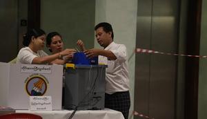 Para relawan pemilu bersiap membuka tempat pemungutan suara pada Minggu (28/12/2025), di Yangon, Myanmar. (Dok. AP/Thein Zaw)