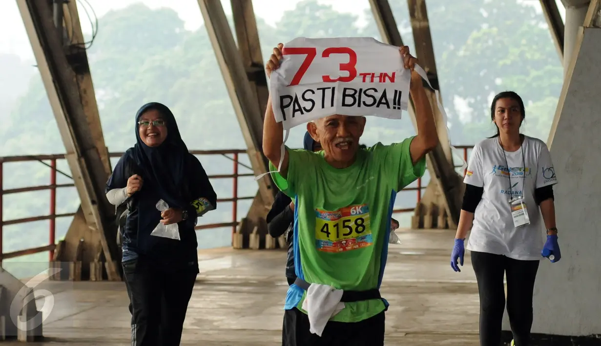 Salah satu pelari berusia lanjut terliha semangat mengikuti Gelora Run 2016 yang digelar di Stadion Gelora Bung Karno, Jakarta, Minggu (22/5/2016). 2.100 pelari ambil bagian dalam ajang lari melintasi tribun Stadion GBK. (Liputan6.com/Helmi Fithriansyah)