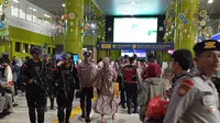 Polres Metro Jakarta Pusat telah menyebar puluhan personelnya di Stasiun Gambir dan Pasar Senen. Langkah ini&nbsp;untuk memberikan rasa aman kepada para pemudik pada saat arus balik lebaran 2024. (Merdeka.com/Bachtiarudin Alam)