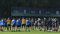 Pelatih Inter Milan, Antonio Conte berbicara dengan para pemain selama sesi latihan tim di Appiano Gentile, Italia (16/9/2019). Inter Milan akan bertanding melawan Slavia Praha pada grup F Liga Champions di Giuseppe Meazza, Italia. (AFP Photo/Miguel Medina)