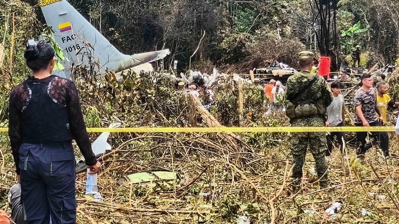 FOTO: Pesawat Hercules Jatuh Sesaat Lepas Landas Puluhan Orang Tewas