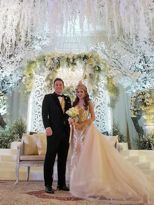 Gilang Dirga resmi menikahi Adiezty Ferza pada Minggu (18/9). Gilang resmi melamar kekasihnya bertepatan ulang tahun ke-27 pada 17 Agustus silam. Kedua pasangan ini sepakat bulan madu ke Benua Biru. (Instagram/gilangdirga)