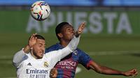 Gelandang Real Madrid, Eden Hazard, berduel dengan Kelechi Nwakali  pada pertandingan lanjutan La Liga 2020-2021 di Stadion Alfredio di Stefano, Sabtu (31/10/2020). (AP Photo/Manu Fernandez)