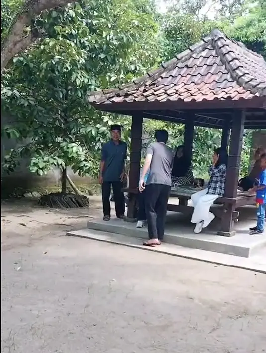 Tidak hanya penampilannya yang menarik perhatian, tapi juga sikap angga yang ramah dan murah senyum. Angga juga tampak ramah menyapa dan salaman dengan warga sekitar. [TikTok/riniandriani0k]
