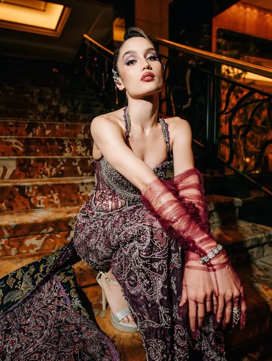 Dalam hal styling, @zheyamada_ berhasil menghadirkan sentuhan akhir yang elegan dan sophisticated. Perhiasan dari @epajewel memberikan kilau ekstra pada penampilan Cinta, menambah kesan mewah tanpa berlebihan.   [@@bengurion.works].