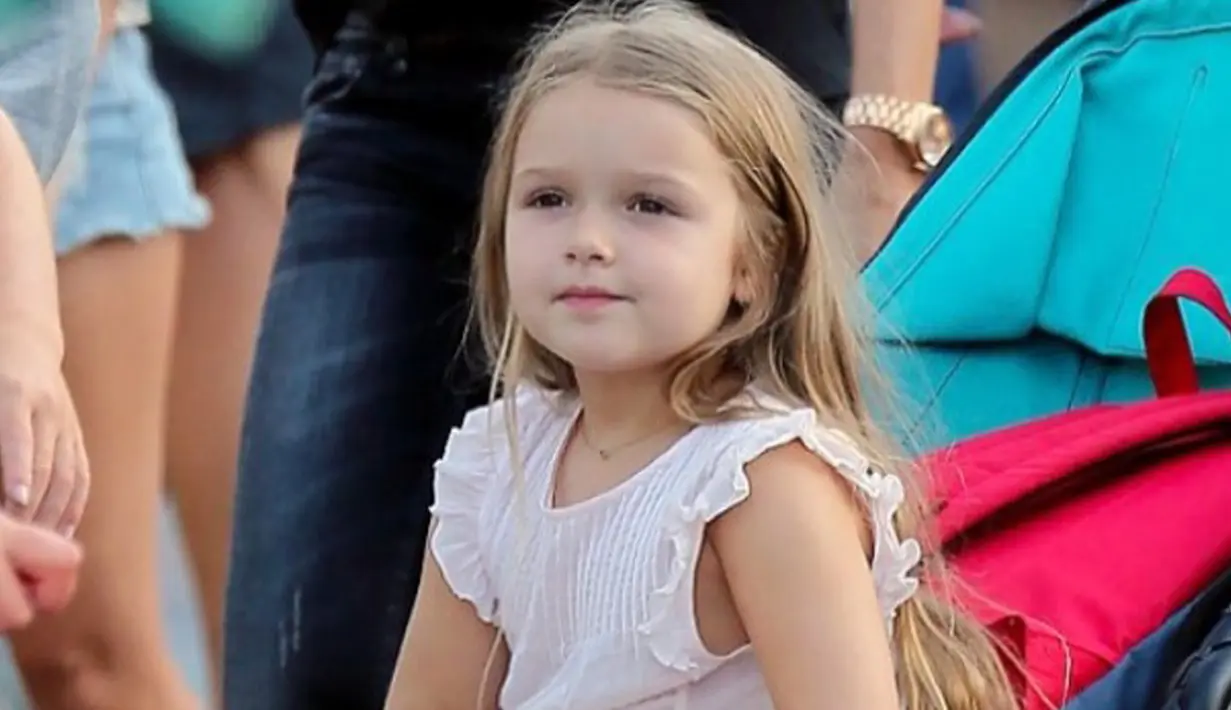 Harper Beckham, gadis imut anak dari pasangan David dan Victoria Beckham menjadi pusat perhatian. Apapun yang dipakai Harper menjadi salah satu acuan para orangtua di Eropa membuat anak mereka untuk tampil modis. (harperbeckhamfashion)
