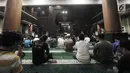 Jemaah berdoa di Masjid Agung Al-Barkah, Bekasi, Jawa Barat, Rabu (15/5/2019). Arsitektur masjid tidak lepas dari simbolisasi Islam dengan setiap detail bangunannya memiliki arti. (merdeka.com/Iqbal Nugroho)