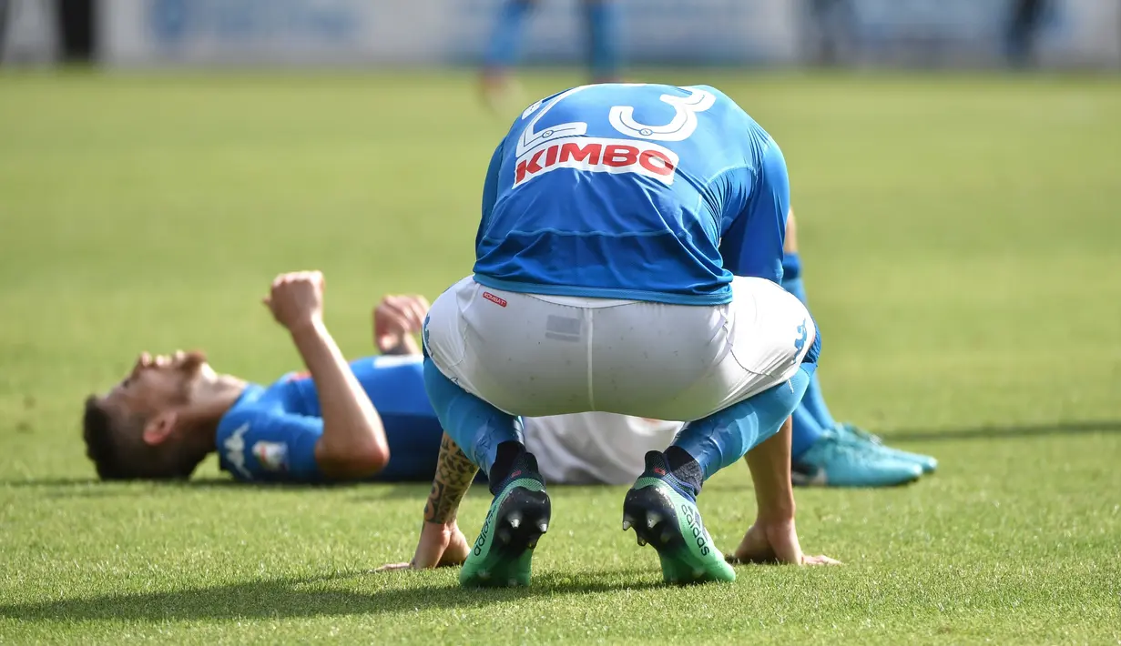 Ekspresi bek Napoli Elseid Hysaj dan Jorginho usai melawan Torino dalam pertandingan Liga Italia di San Paolo Comunal Stadium (6/5). Napoli hanya bermain imbang 2-2 saat melawan Torino. (AFP/Andreas Solaro)