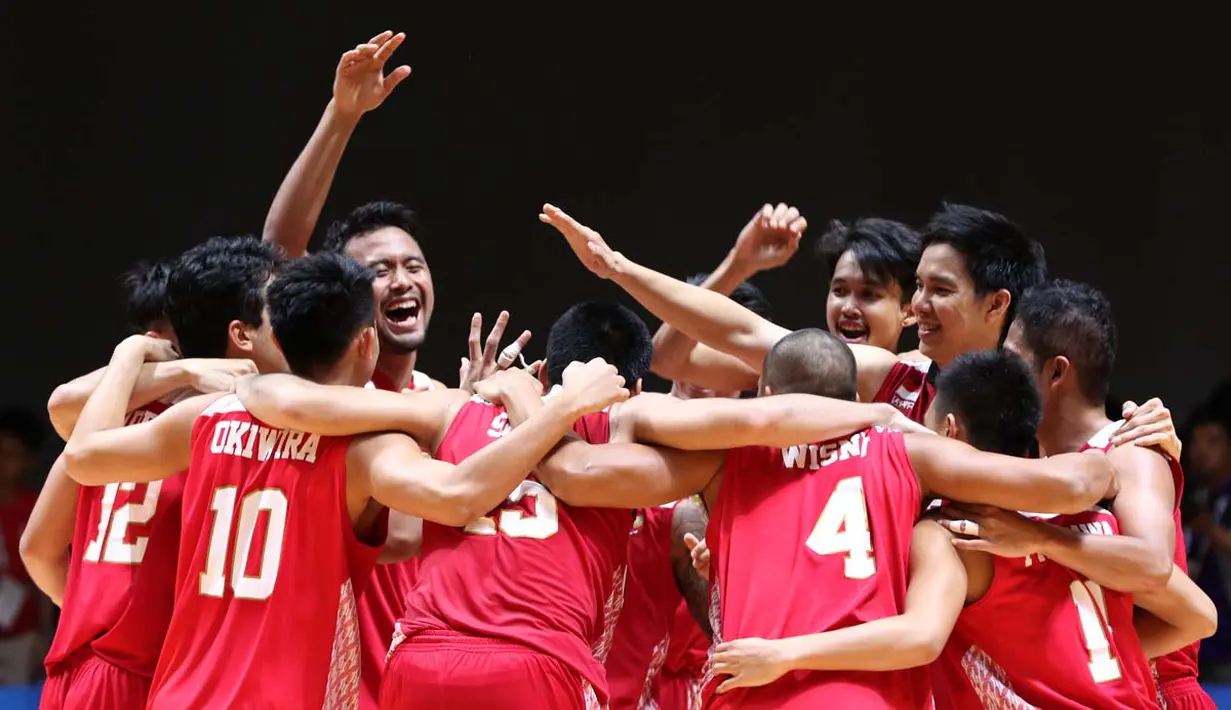 Pebasket putra Indonesia merayakan kemenangan atas Singapura dalam semi final basket SEA Games 2015 antara Indonesia melawan Singapura di OCBC Arena, Singapura. Minggu (14/6). Indonesia menang 87-74 dalam pertandingan tersebut. (Bola.com/Arief Bagus)