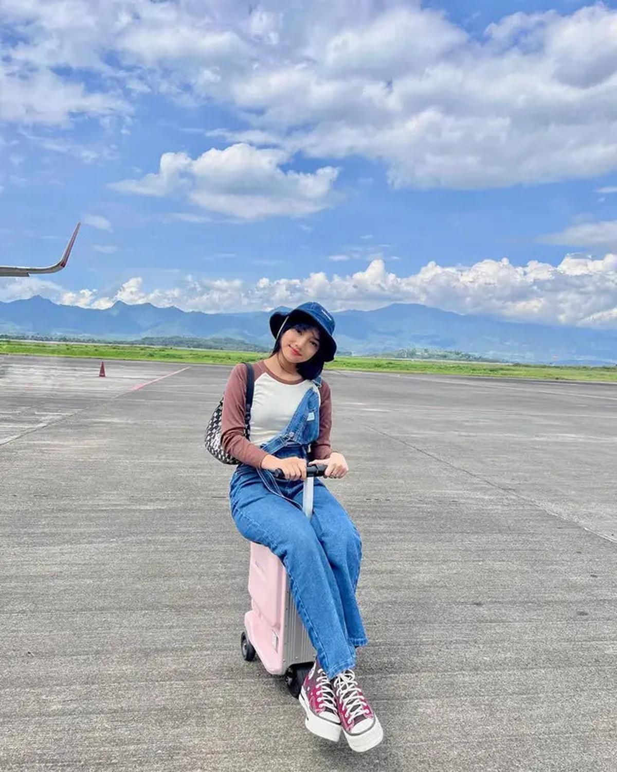8 Pilihan Gaya Padu Padan Jeans ala Fuji, Super Stylish dan Kece Abis