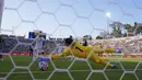 Kiper Inter Milan, Yann Sommer gagal menghalau bola sundulan pemain Monterrey, Sergio Ramos dalam laga Grup E Piala Dunia Antarklub 2025 di Rose Bowl stadium, Pasadena, Amerika Serikat, Rabu (18/06/2025) WIB. (AP Photo/Mark J. Terrill)