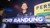 Pelatih baru Persib Bandung, Luis Milla resmi diperkenalkan kepada publik di Graha Persib, Bandung, Senin (22/8/2022). (Persib.co.id)