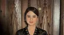 Dipadukan dengan kain Batik cokelat gelap dan sunduk mentul emas sebagai aksesori. [@tissabiani]