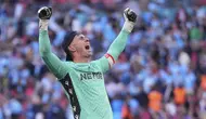 Kiper Crystal Palace, Dean Henderson merayakan kemenangan timnya atas Manchester City dalam laga final Piala FA 2024/2025 di Stadion Wembley, London, Inggris, Sabtu (17/05/2025) waktu setempat. (AP Photo/Kirsty Wigglesworth)