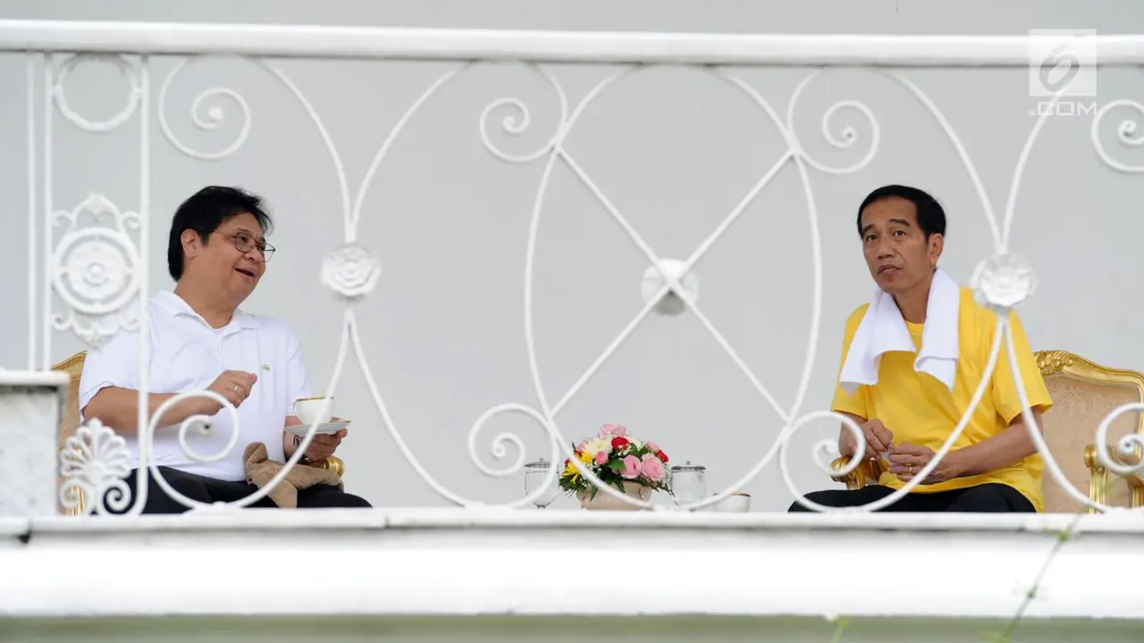 Berkaus Kuning, Jokowi Olahraga Bersama Airlangga Hartarto di Istana Bogor
