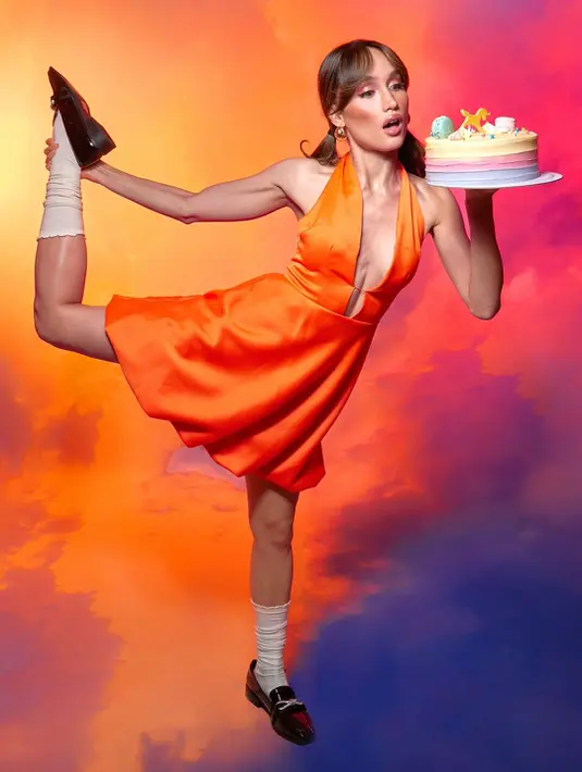 Cinta Laura lengkapi busananya dengan ribbon loafers dan kaus kaki panjang yang jadi sentuhan vintage [@claurakiehl]