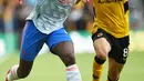 Gelandang Wolverhampton Wanderers Ruben Neves (kanan) berebut bola gelandang Manchester United (MU) Paul Pogba pada match day ketiga Liga Inggris di Stadion Molineux, Minggu (29/8/2021). MU menang tipis 1-0 lewat gol Mason Greenwood. (Oli SCARFF/AFP)