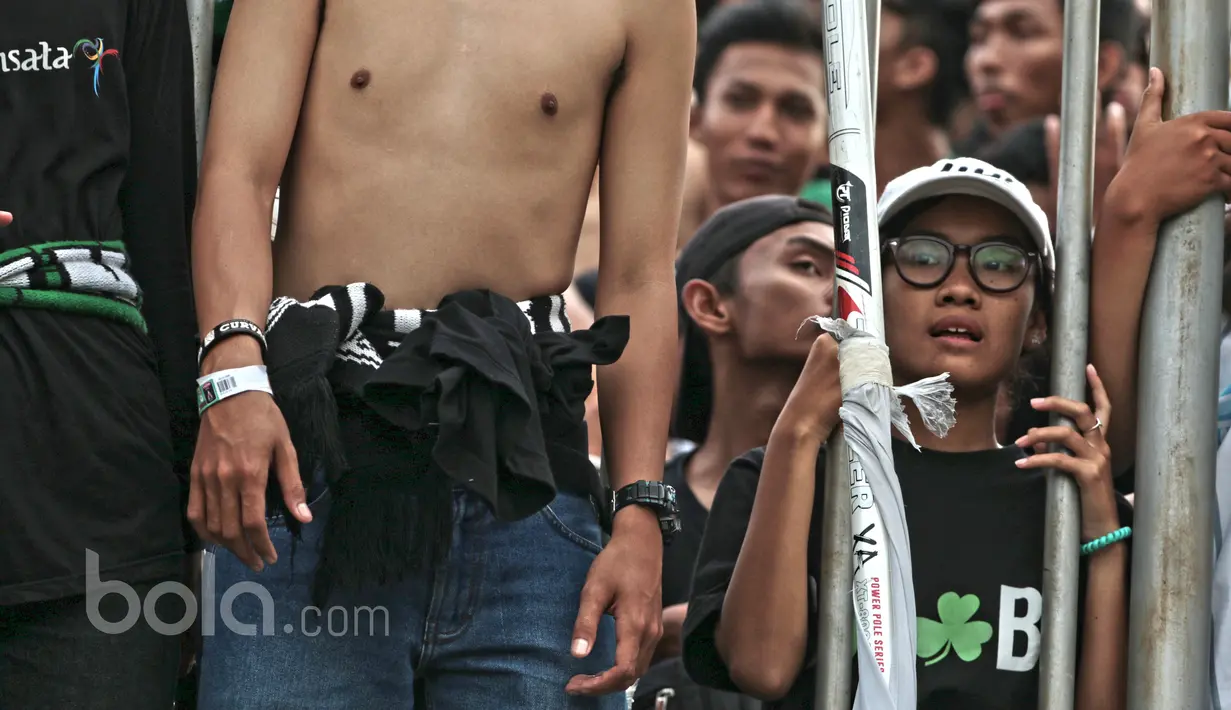 Suporter cantik PSS Sleman menyaksikan laga timnya dari balik pagar pembatas pada partai pembuka Piala Presiden 2017 di Stadion Maguwoharjo, Sleman, Sabtu (4/2/2017).  PSS Sleman tahan Imbang Persipura 0-0. (Bola.com/Nicklas Hanoatubun)
