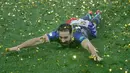 Bek Prancis, Adil Rami merayakan gelar juara Piala Dunia 2018 setelah mengalhkan Kroasia pada  laga final di Luzhniki Stadium, Minggu (15/7). Prancis berhasil menjadi juara setelah membekuk Kroasia dengan skor akhir 4-2. (AP Photo/Matthias Schrader)