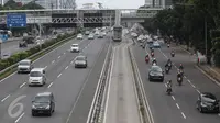 Sejumlah kendaraan melaju melintasi Jalan Gatot Subroto, Jakarta, Senin (12/12). Hari libur memperingati Maulid Nabi Muhammad SAW membuat kondisi lalu lintas di Ibu Kota relatif lengang dibanding hari biasa. (Liputan6.com/Immanuel Antonius)