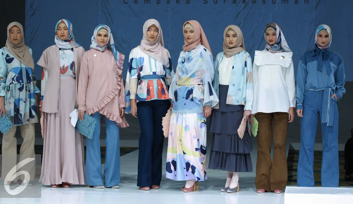Sejumlah model berpose usai memperagakan busana rancangan desainer Ria Miranda saat tampil di Riamiranda The Fourth Annual Trend Show 2017 di Hall Senayan City, Jakarta, Sabtu (10/12). (Liputan6.com/Herman Zakharia)