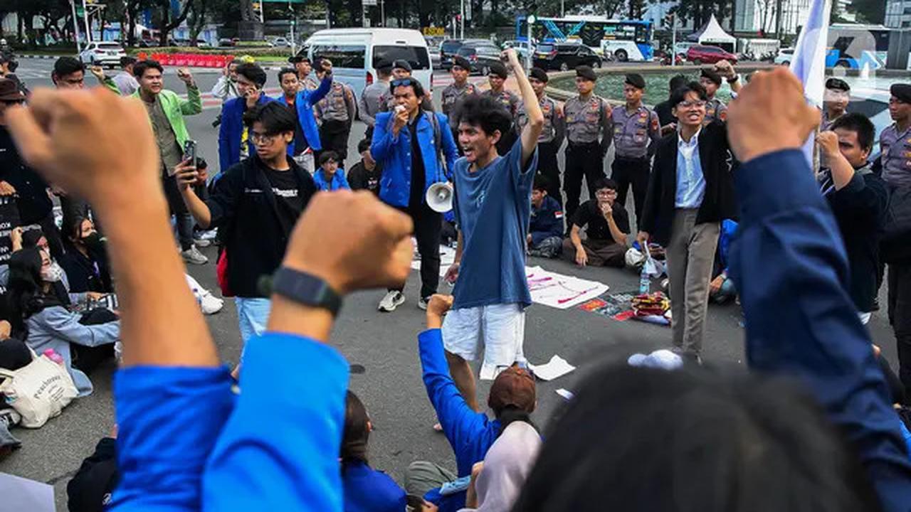 Tolak Penerapan PPN 12 Persen, BEM SI Kerakyatan Berunjuk Rasa di Kawasan Patung Kuda Jakarta