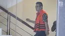 Direktur Utama PT Menara Agung Pusaka Donny Winoto berjalan menuju ruangan untuk menjalani pemeriksaan di gedung KPK, Jakarta, Kamis (1/3). (Liputan6.com/Herman Zakharia)