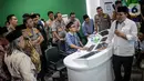 Kapolri Jenderal Pol Idham Azis menyambangi kantor Pengurus Besar Nadhatul Ulama (PBNU) di Jakarta Pusat, Selasa (12/11/2019). Dalam kunjungannya, Kapolri langsung disambut oleh Ketua Umum PBNU Said Aqil Siradj beserta jajaran di ruanganya. (Liputan6.com/Faizal Fanani)