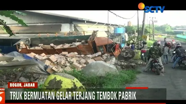 Sopir truk kabur setelah menabrak tembok pabrik garmen di Gunung Putri, Bogor, Jawa Barat.