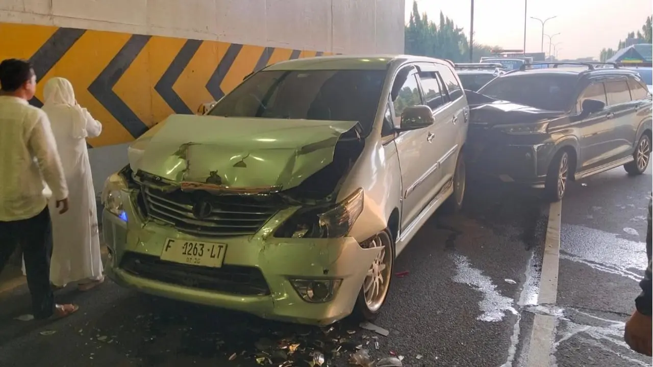 Kecelakaan beruntun melibatkan empat mobil terjadi di ruas Tol JORR KM 30.800 B, kolong Pasar Rebo, Jakarta Timur.