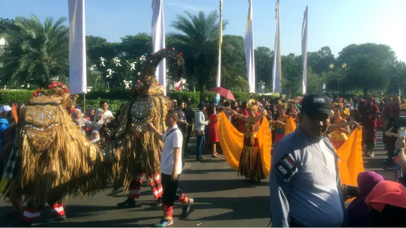 Ribuan warga memenuhi bundaran Patung Kuda, Monas, Jakarta, untuk menyaksikan Parade ASEAN 50.