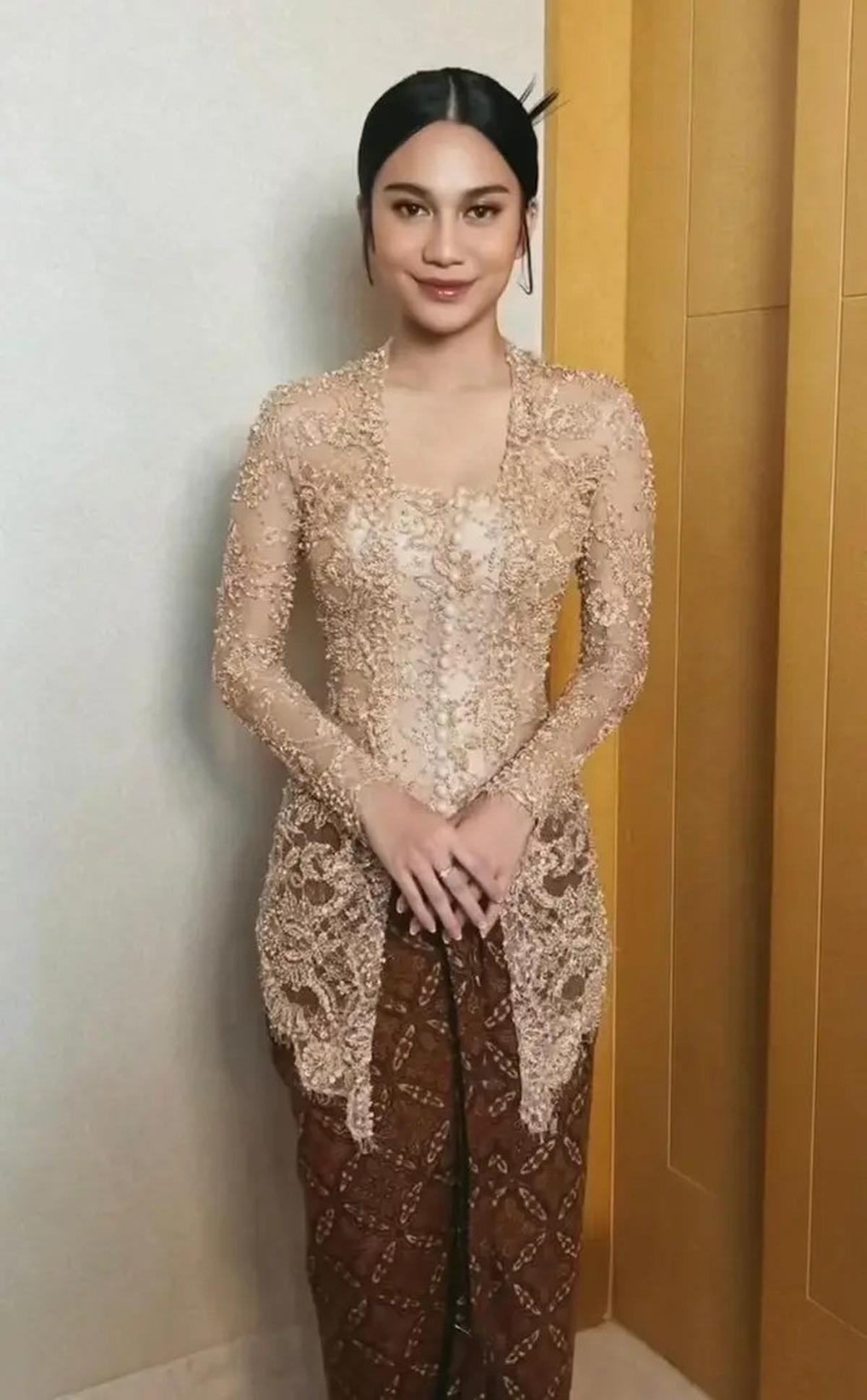 Tampil Menarik dengan Kebaya Aksen Kancing Depan, dari Azizah Salsha hingga Mikha Tambayong