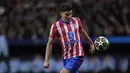 Pemain Atletico Madrid, Julian Alvarez mengontrol bola saat laga leg 2 babak 16 besar Liga Champions 2024/2025 melawan Real Madrid di Metropolitano Stadium, Madrid, Spanyol, Kamis (13/03/2025). (AP Photo/Manu Fernandez)