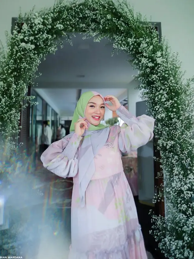 6 Potret Zaskia Gotik Makin Menawan Pakai Gamis dan Hijab Pasca Melahirkan Anak Kedua