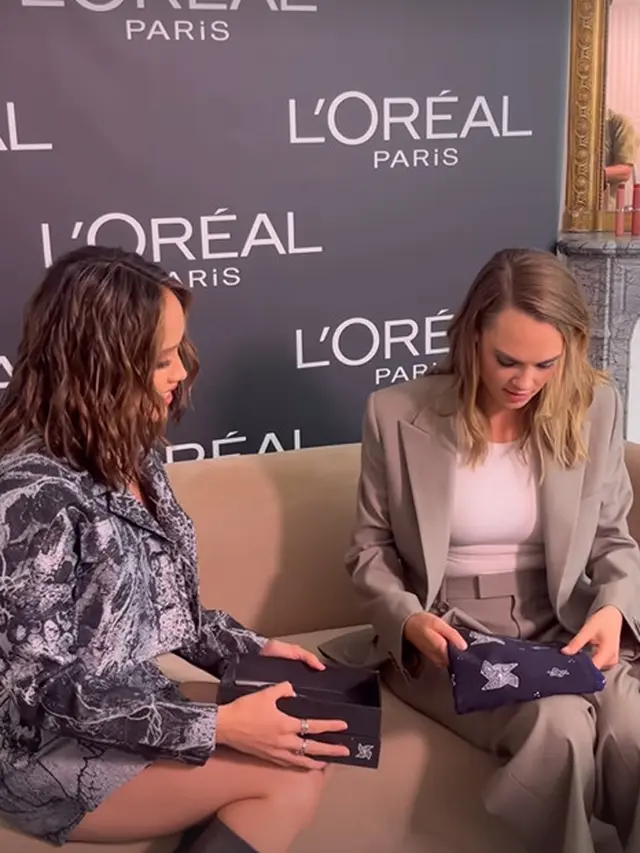 Cinta Laura Berikan Oleh-Oleh Batik Pekalongan Karya OE X Wilsem Willim untuk Cara Delevingne