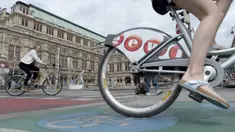 Sejumlah pesepeda terlihat di sebuah jalan di Wina, Austria, pada 19 Juni 2020. Semakin banyak warga di Wina yang memilih bepergian dengan sepeda selama pandemi COVID-19, dengan jumlah pesepeda meningkat 45 persen pada Mei 2020 dibandingkan dengan periode yang sama pada 2019. (Xinhua/Guo Chen)