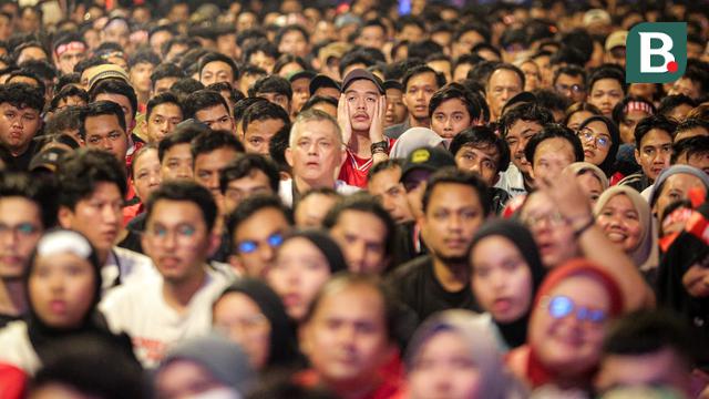 Foto: Nobar Timnas Indonesia U-23 di GBK Sempat Bergelora, Eh Kena Prank Wasit VAR