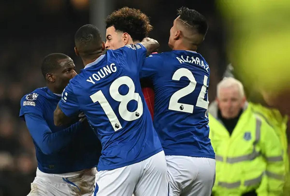 Rio Ferdinand Memaklumi Amarah Curtis Jones kepada Doucoure pada Duel Everton Vs Liverpool: Saya Pernah di Posisi Seperti Itu