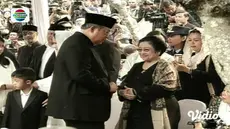 Momen hangat terjadi saat pemakaman Ani Yudhoyono. Lama tak berjumpa, Megawati yang hadir di pemakaman, tampak tersenyum saat bersalaman dengan SBY.