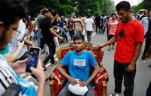 FOTO: Aksi Pengunjuk Rasa Serbu Rumah PM Bangladesh, TV hingga Perabotan Dijarah