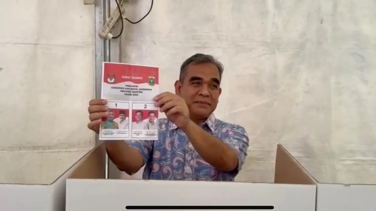 Sekretaris Jenderal DPP Partai Gerindra, Ahmad Muzani memberikan hak suaranya di TPS di kediamannya, komplek Islamic Villag, Kelapa Dua, Kabupaten Tangerang.